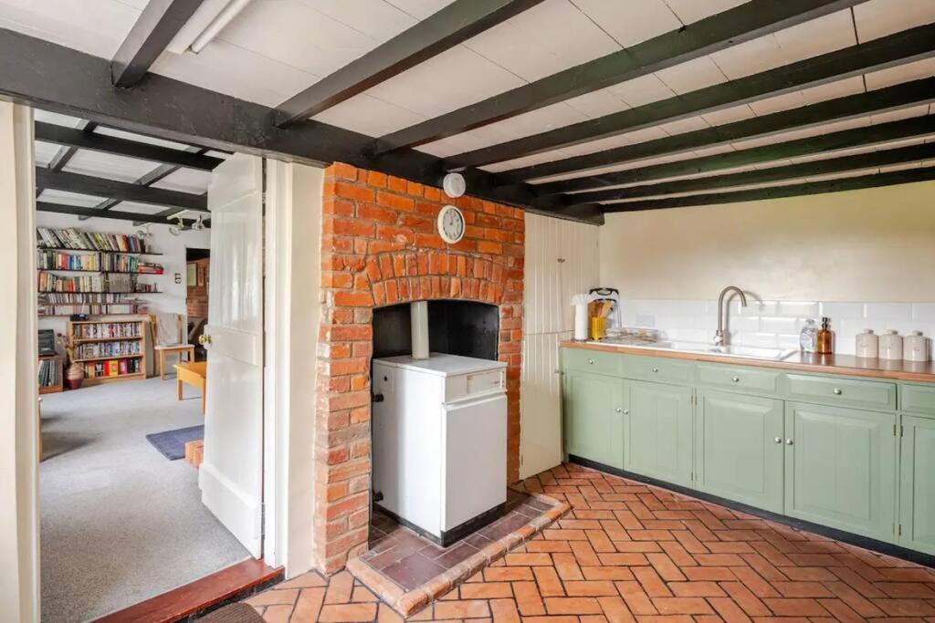 Cozy One-Bedroom Cottage In Great Tey ภายนอก รูปภาพ