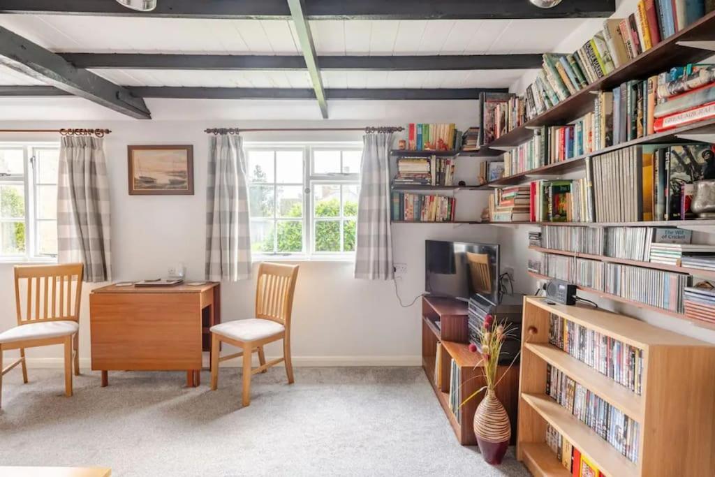 Cozy One-Bedroom Cottage In Great Tey ภายนอก รูปภาพ
